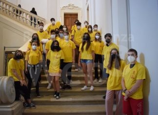 Lavori in Comune: distribuite le magliette gialle. Quasi esauriti i 716 posti a disposizione | VIDEO