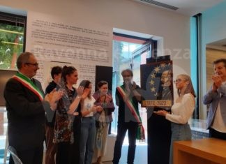 Un ritratto in mosaico di Giuseppe Mazzini del Liceo Artistico di Ravenna donato dalla Fondazione Ravenna Risorgimento alla Domus Mazziniana di Pisa.