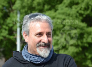 Auser Lugo: al Salone Estense, Carmelo Pecora presenta il libro “Che pacchia ragazzi! Storie dis-umane”