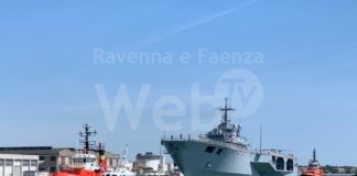 La Nave “SAN MARCO” della Marina Militare ormeggia in porto a Ravenna