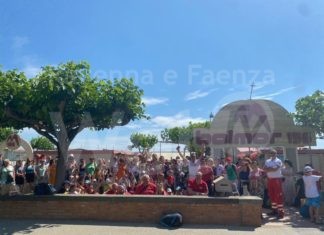 Una giornata di spensieratezza al mare per alcuni rifugiati ucraini