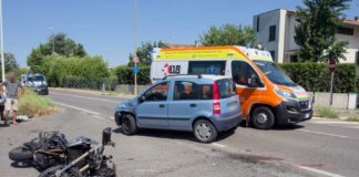 Incidente tra moto e auto a Bagnacavallo. Motociclista ferito portato al Bufalini
