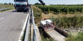 Filetto camion esce di strada e finisce nel canale, grave il conducente