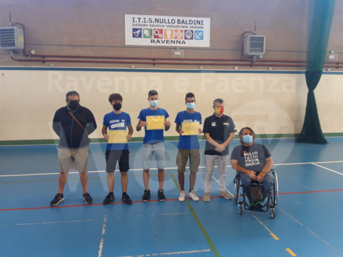 Bondi Csi e Ghirardi Marinando con alcuni studenti dell'Itis