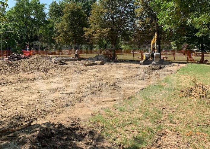 Demolizione del bocciodromo al parco Bourgoin Jallieu di Conselice, luglio 2022 (4)