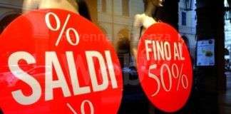 Saldi: al via il 4 gennaio, budget medio di 218 euro a famiglia