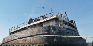 Italia Nostra sporge denuncia per il “cimitero delle navi”: presunta “discarica” dove si pescano abusivamente vongole per il mercato illegale