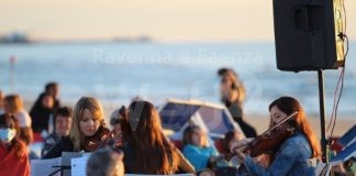 Poesia e musica all’alba dei lidi ravennati: torna “Un mare di Solidarietà” per il cuore dei bambini