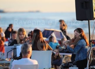 Poesia e musica all’alba dei lidi ravennati: torna “Un mare di Solidarietà” per il cuore dei bambini