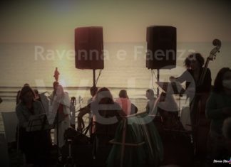 Poesia e musica all’alba dei lidi ravennati: torna “Un mare di Solidarietà” per il cuore dei bambini