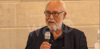 Altan a Ravenna in visita alla mostra “Nella contea di Coconino”