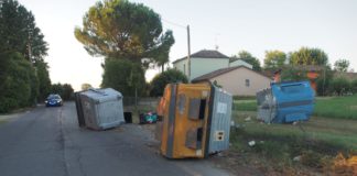 Russi automobilista centra i cassonetti dell’oasi ecologica e poi scappa, rintracciato dai Carabinieri