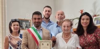 Paolina Forbicini che ha compiuto 100 anni. Il sindaco Davide Ranalli consegna la pergamena di congratulazioni