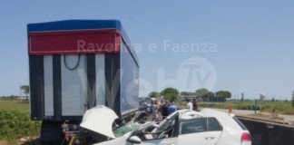 Scontro fra un’auto e un camion sull’Adriatica. Traffico bloccato in direzione di Alfonsine