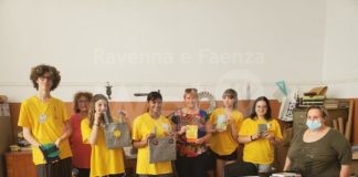 “Portami con te”, magliette gialle di nuovo all’opera con le borsine per gli ospiti di strutture e case protette