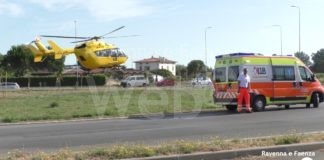 Scontro bici-auto: giovane ciclista trasportato in elicottero al Bufalini