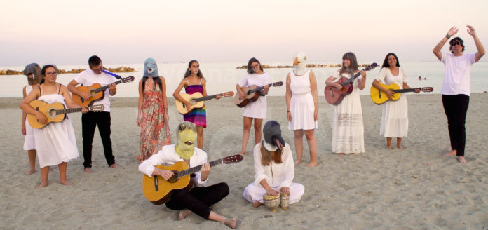 01 un mare di plastica