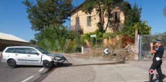 Auto contro muro in Darsena. Morto il conducente