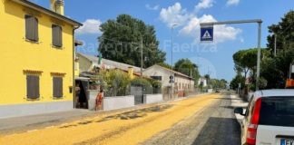 Strada Provinciale ricoperta di mais: sversamento da parte di un mezzo