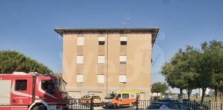 Via Dismano, ritrovato anziano riverso in una pozza di sangue, muore poco dopo in ospedale