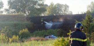 A fuoco l’argine dei Fiumi Uniti