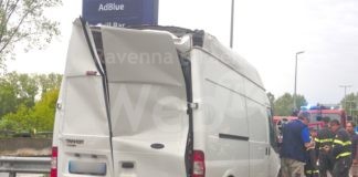 Maltempo: albero cade su un furgone lungo la Statale 16. Adriatica chiusa