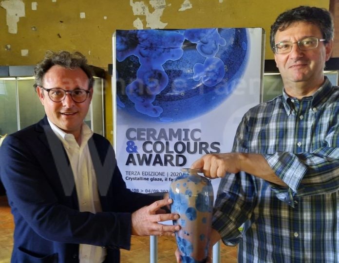 a sinistra Massimo Isola, sindaco di Faenza e a destra Gian Piero Merendi presidente del Faenza Art Ceramic Center