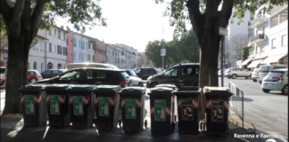 Cassonetti e bidoni davanti alla biblioteca e alla Chiesa dei Servi. Ma c’è il progetto dell’isola ecologica