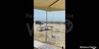 Lido di Classe: sfreccia in spiaggia con il Suv
