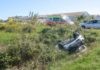 Auto esce fuori strada e finisce nel fosso. Grave una 54enne