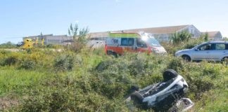 Auto esce fuori strada e finisce nel fosso. Grave una 54enne
