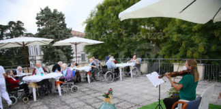 Asp Bassa Romagna, Conselice: una cena all’aperto accompagnata dalle note di un violino emoziona gli ospiti della Jus Pascendi