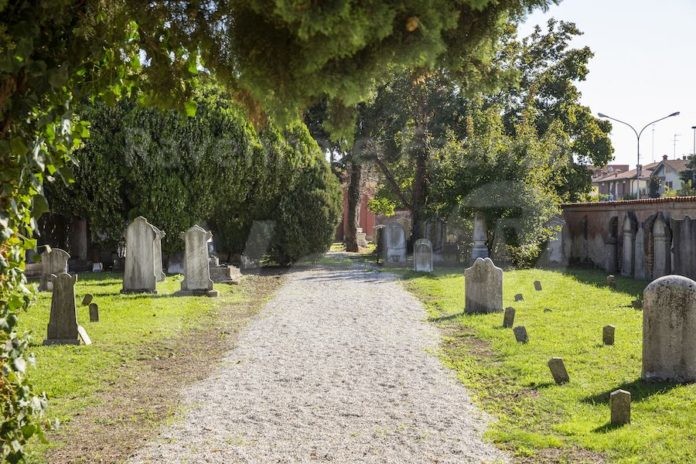 Cimitero-ebraico-Lugo-interno (1)