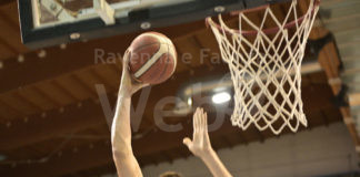 Con un’ottima difesa i Blacks tengono testa a Ferrara