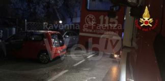 Marina Romea auto in fiamme nella notte. Nessun ferito