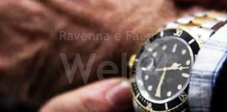 Lo invita a toccarle il seno, e poi ruba Rolex da 4500 euro. Denunciata una donna