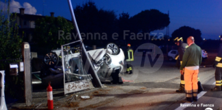 Esce di strada e finisce contro la recinzione di una casa