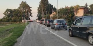 Carnicella (LpRa): Passaggio a livello antidiluviano in via Basilica