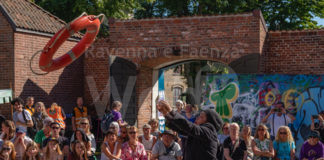 Uno spettacolo partecipato e internazionale del Teatro Due Mondi chiude a Faenza il progetto “Ci vediamo al Parco”