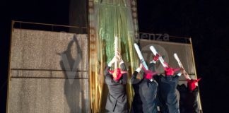 Lo spettacolo diabolico sul Dio Denaro del Teatro Due Mondi debutta a Pordenone