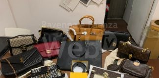 La polizia sequestra merce contraffatta. Borse e accessori di grandi marche in vendita sotto l’ombrellone