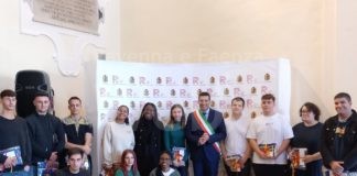 Cittadinanza italiana per quattordici ragazzi e ragazze, in municipio la cerimonia dedicata ai diciottenni