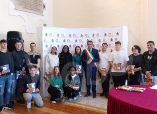 Cittadinanza italiana per quattordici ragazzi e ragazze, in municipio la cerimonia dedicata ai diciottenni