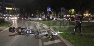 Donna travolta sulle strisce pedonali da uno scooter. Trasportata al Bufalini