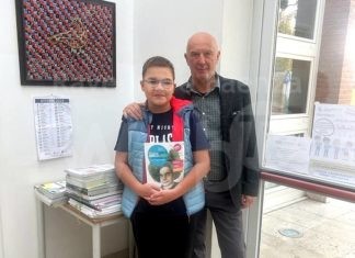 Fusignano: Auser dona libri scolastici a un ragazzo in fuga dalla guerra