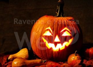 La notte delle zucche a Lugo, di sera chiusa piazza Baracca