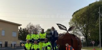 Cotignola: installata la «Cotoniola», una grande mela cotogna dà il benvenuto in paese