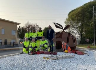 Cotignola: installata la «Cotoniola», una grande mela cotogna dà il benvenuto in paese
