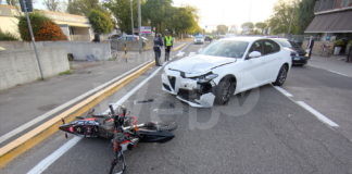 Incidente grave: Motociclista 17enne travolto da un auto, è in condizioni critiche