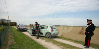 Fugge ai carabinieri su un auto rubata. Fermato 16enne dopo un lungo inseguimento